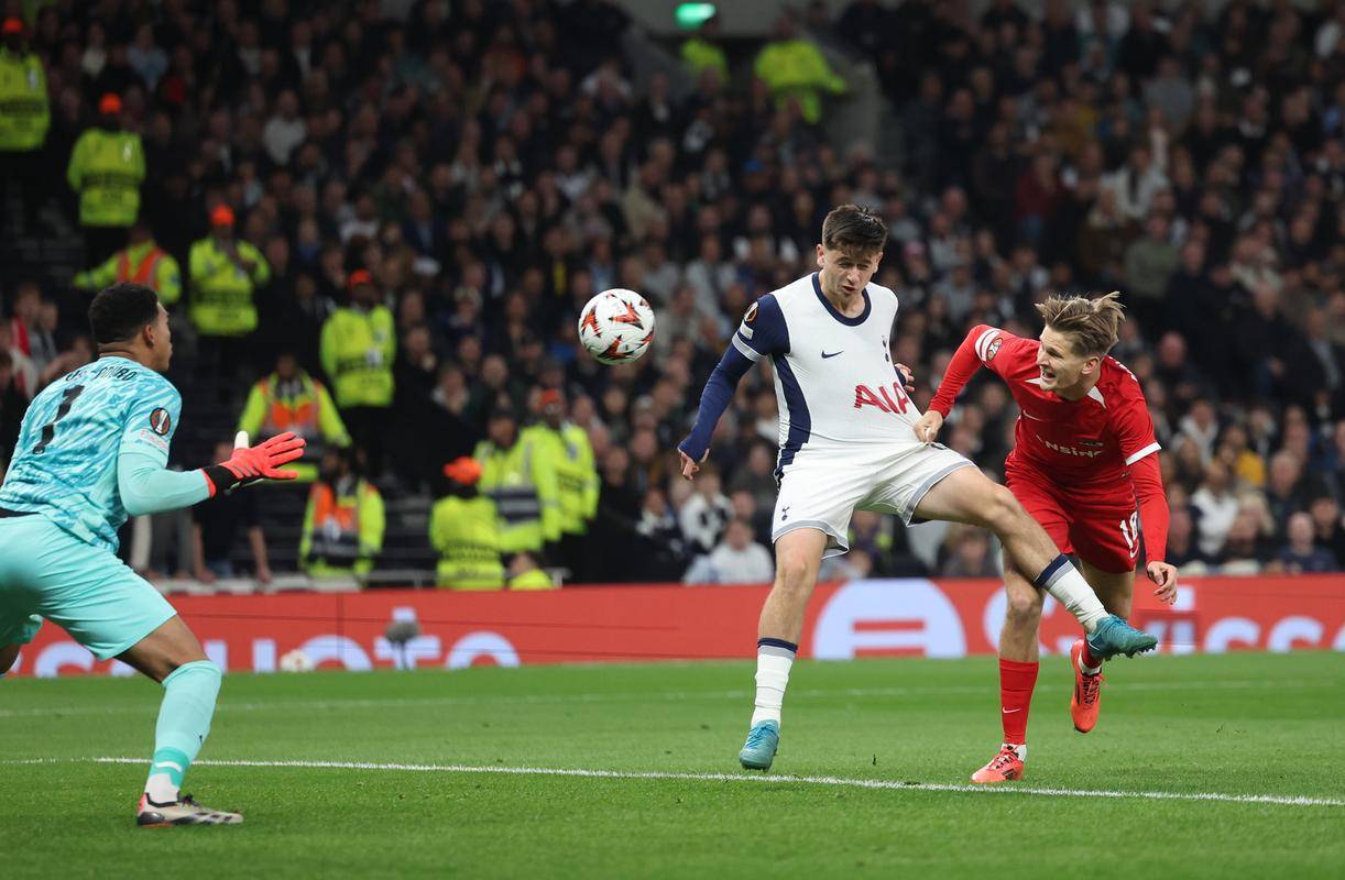 南宫娱乐 -清晨荷甲焦点战，里昂迎来里程碑，态度坚定，身体对抗强度拉满的简单介绍