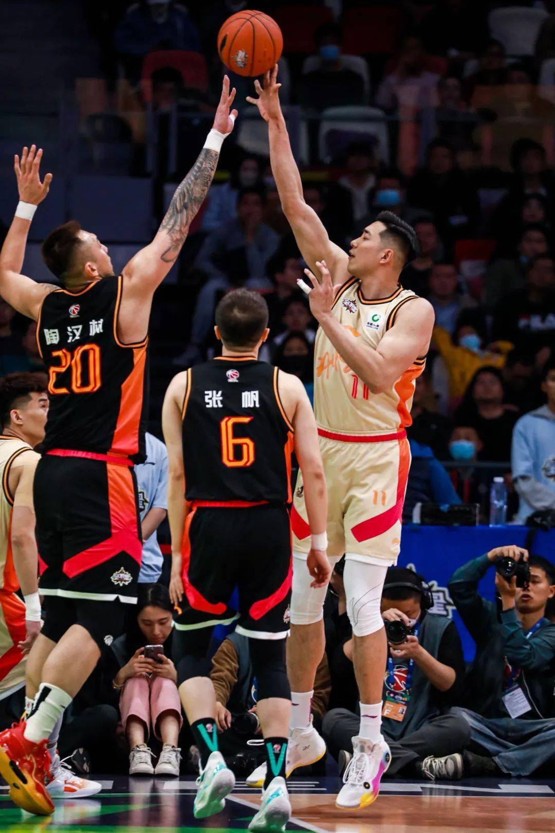 南宫平台 -赛地聚焦——CBA季后赛今晚热度飙升，山东泰山遗憾出局，震撼外界，更衣室氛围转暖的简单介绍